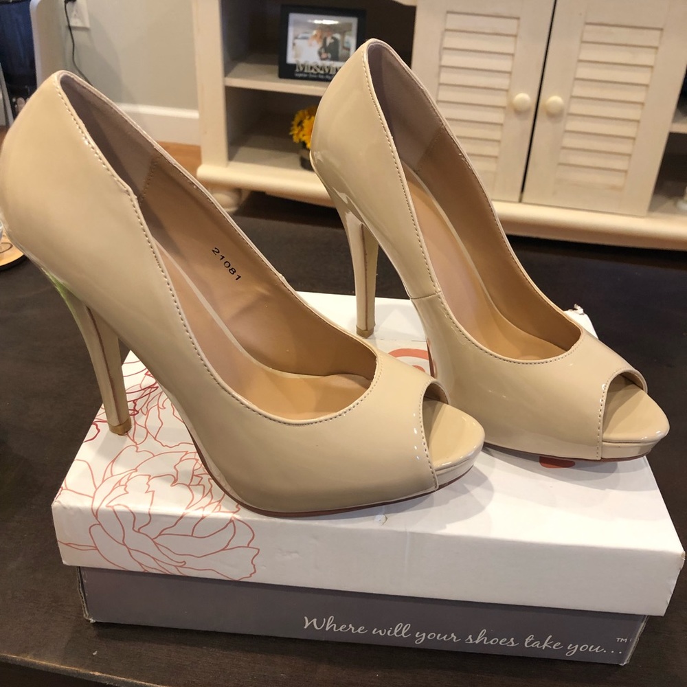 Nude pumps - in original box!